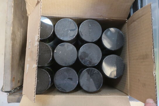 Palle med fugemasse, bilplejemiddel m.m.