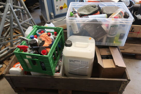 Palle med fugemasse, bilplejemiddel m.m.