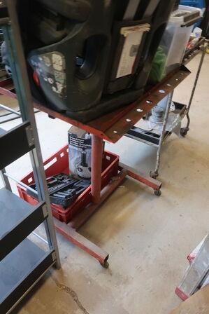 2 stk. rullevogne med indhold og reol med indhold