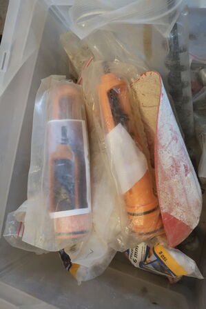 Indhold i bur, værktøj m.m.