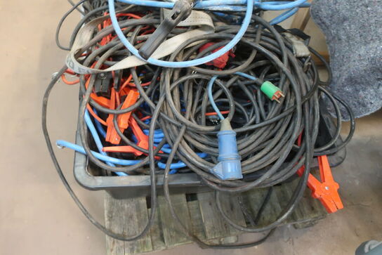 Palle med div. Kabler, startkabler m.m.