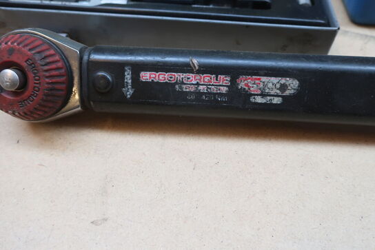 Momentnøgle, gevindskæresæt, rengøringssæt m.m.