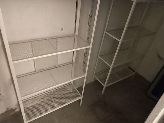 Værktøj og to små reoler