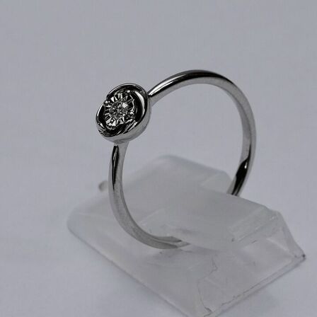 Diamantring af 9 kt. hvidguld prydet med en brillantsleben diamant på ca. 0.05 ct.