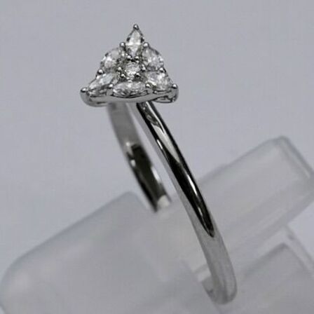 Brillantring af 9 kt. hvidguld prydet med diamanter