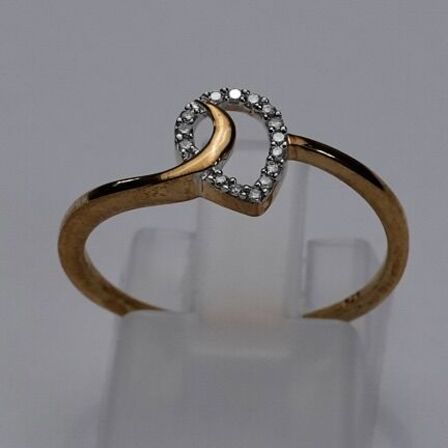 Diamantring af 9 kt. guld prydet med brillantslebne diamanter, samlet ca 0.07 ct.