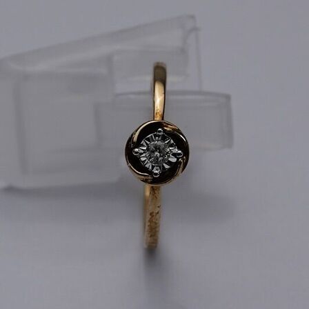 Diamantring af 9 kt. guld prydet med en brillantsleben diamant