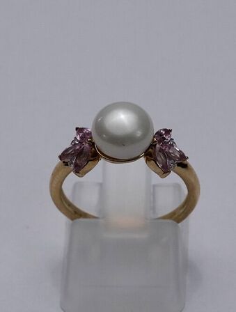 Ring af 9 kt. guld med safir, ferskvandsperle samt brillanter i alt 0,042 ct