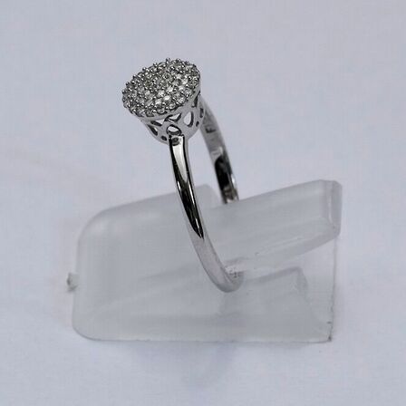 Brillantring af 9 kt. guld prydet med en brillantslebne diamanter