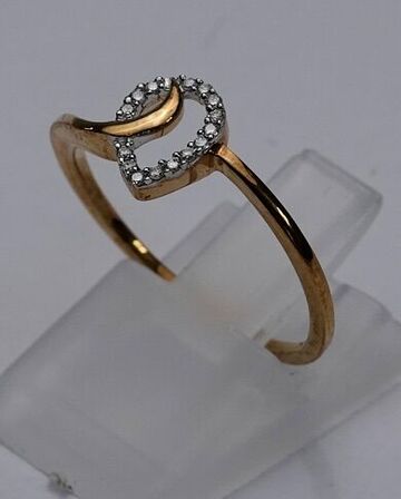 Diamantring af 9 kt. guld prydet med brillantslebne diamanter, samlet ca 0.07 ct.