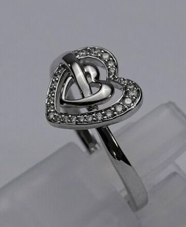 Diamantring af 14 kt. hvidguld prydet med brillantslebne diamanter