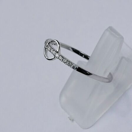 Diamantring af 9 kt. hvidguld prydet med mindre brillantslebne diamanter, samlet ca. 0.11 ct.