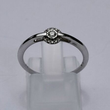 Brillantring af 9 kt.hvidguld prydet med en brillant på 0.05 ct
