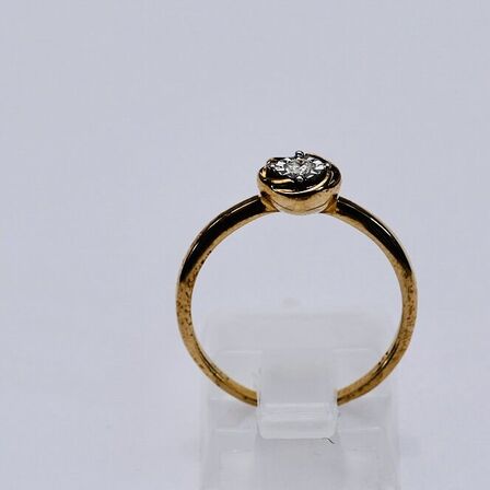 Diamantring af 9 kt. guld prydet med en brillantsleben diamant