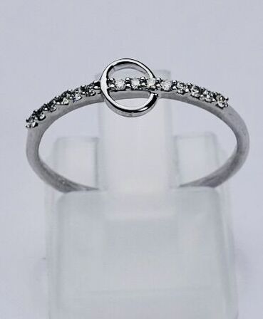 Diamantring af 9 kt. hvidguld prydet med mindre brillantslebne diamanter, samlet ca. 0.11 ct.