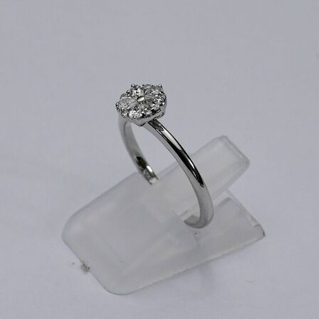 Brillantring af 9 kt. hvidguld prydet med dråbeslebne og brillantslebne diamanter med på ialt ca. 0.31 ct.