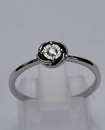 Diamantring af 9 kt. hvidguld prydet med en brillantsleben diamant på ca. 0.05 ct.