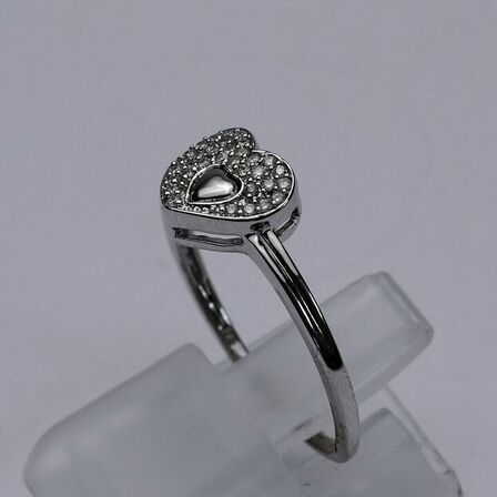 Diamantring af 14 kt. hvidguld prydet med brillantslebne diamanter, ca. 0.14 ct.