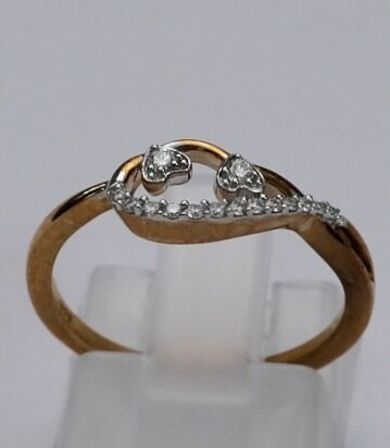 Diamantring af 9 kt. guld prydet med brillantslebne diamanter