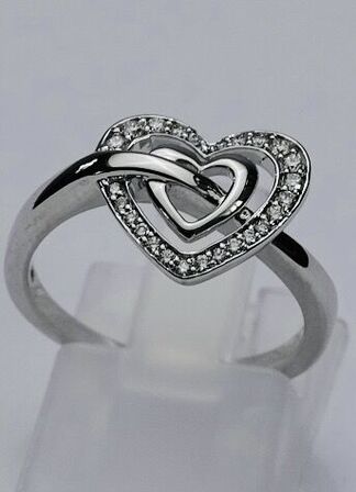 Diamantring af 14 kt. hvidguld prydet med brillantslebne diamanter