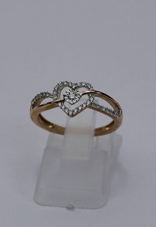 Brillantring af 9 kt. guld med front udformet som et hjerte prydet med mindre brillantslebne diamanter på ialt ca. 0.21 ct.