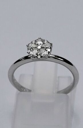 Brillantring af 9 kt. hvidguld prydet med dråbeslebne og brillantslebne diamanter med på ialt ca. 0.31 ct.