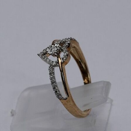 Brillantring af 9 kt. guld med front udformet som et hjerte prydet med mindre brillantslebne diamanter på ialt ca. 0.21 ct.