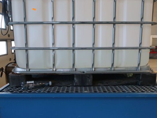 Palletank m. kemistation. Indeholder formentlig AdBlue. Inkl. pumpe.