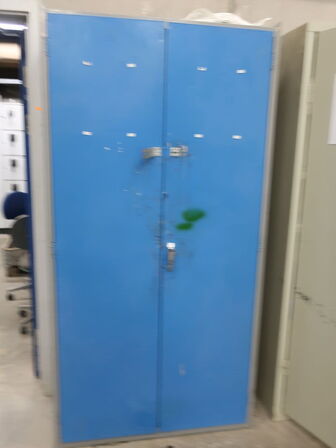 Stålskab inkl. indhold (se billeder)