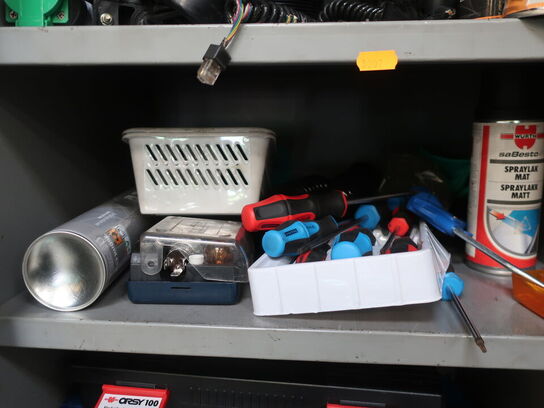 "Tøm skabet" - Indhold i 2 skabe (øvre & nedre)