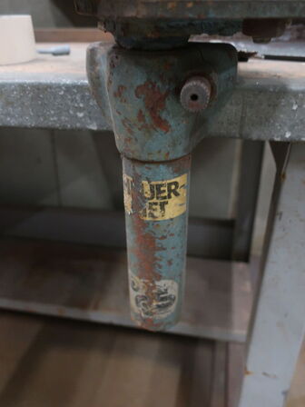 Filebænk m. 2. stk. skruestik m. HEUER-LIFT løftefunktion