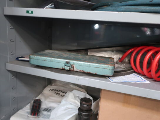 Stålskab inkl. indhold (se billeder)