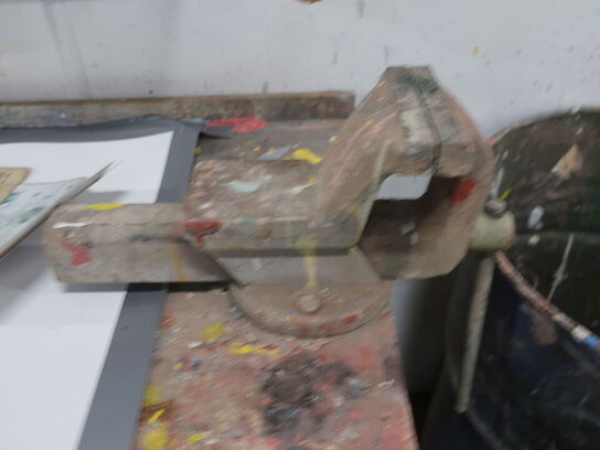 Filebænk m. skruestik, samt indhold på/i filebænk og skab på væg