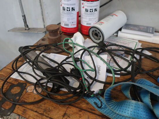 Filebænk m. skruestik samt indhold