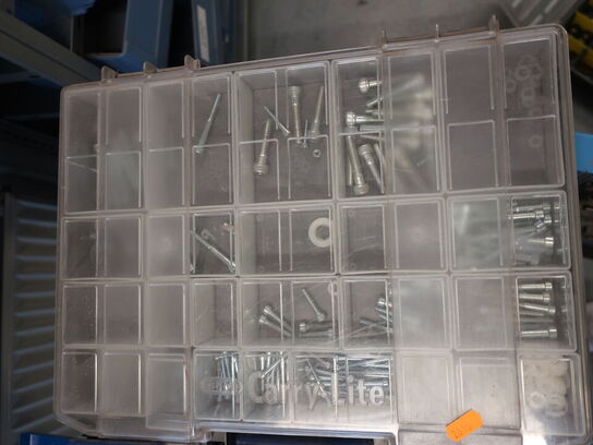 Værktøjsskab inkl. indhold, samt indhold på reol