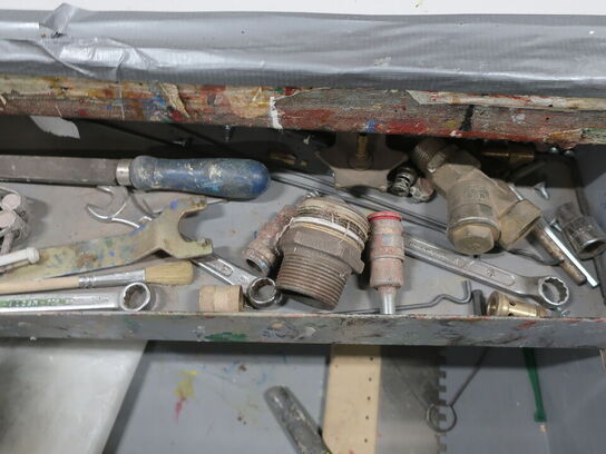 Filebænk m. skruestik, samt indhold på/i filebænk og skab på væg