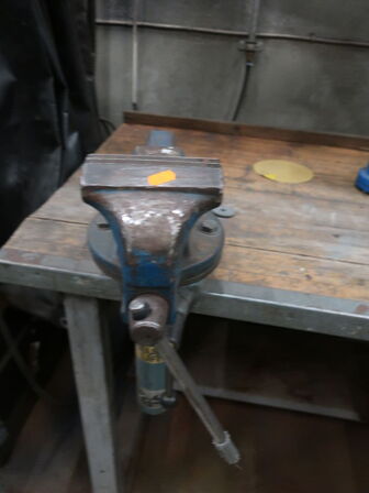 Filebænk m. 2. stk. skruestik m. HEUER-LIFT løftefunktion