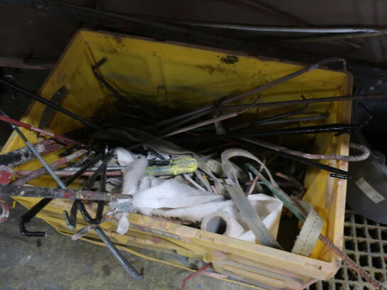 Filebænk m. skruestik, samt indhold på/i filebænk og skab på væg