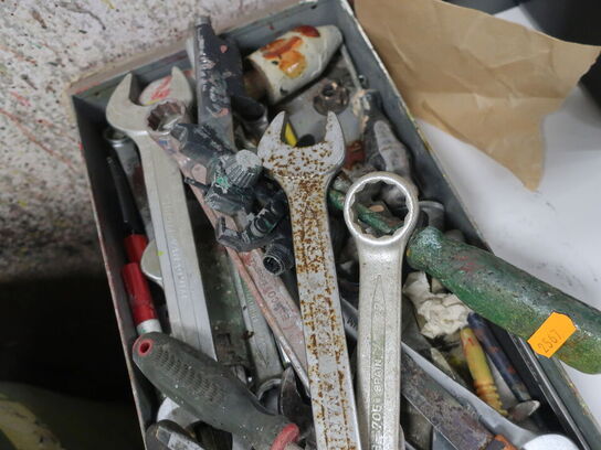 Filebænk m. skruestik, samt indhold på/i filebænk og skab på væg