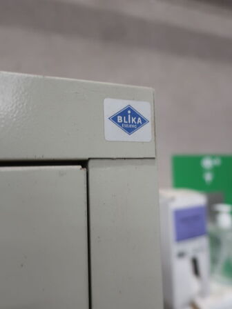 Stålskab BLIKA inkl. indhold (se billeder)