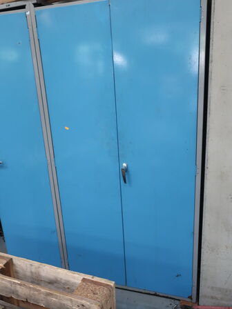 Stålskab inkl. indhold (se billeder)