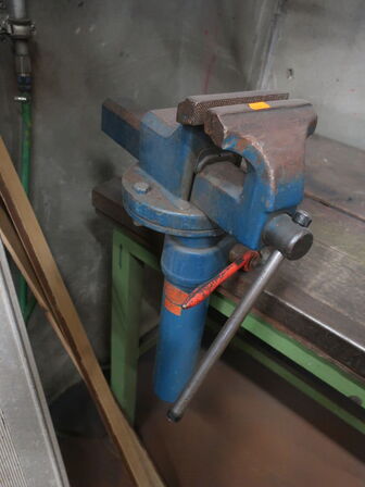 Filebænk m. 2. stk. skruestik m. PEDDINGTON løftefunktion