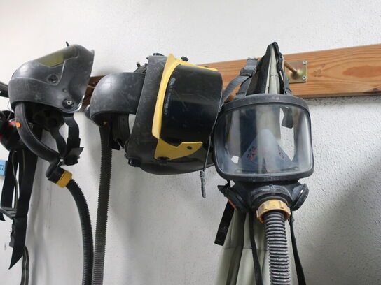 Div. dragter, støvler, friskluftsværn m.v.