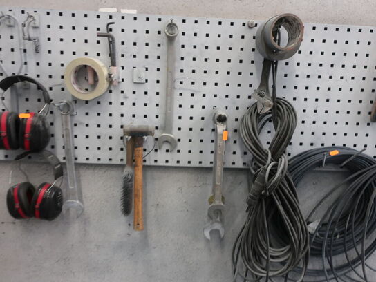 Værktøj/indhold på bord & hylde