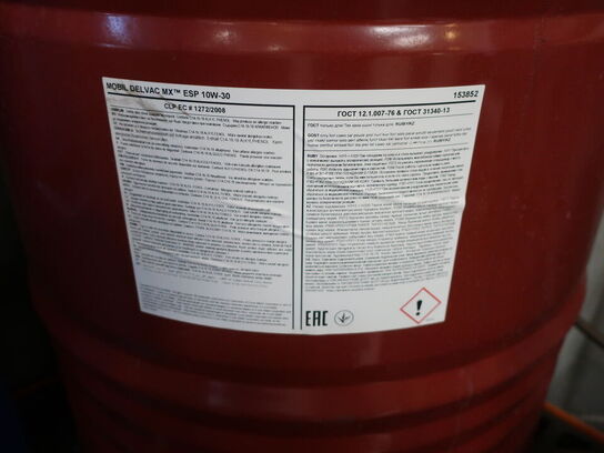 Kemistation inkl. indhold. Mængde i dunke og tromle ukendt.