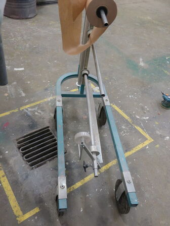 Stativ på hjul til afdækningspapir etc.