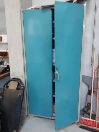 Stålskab inkl. indhold (se billeder)