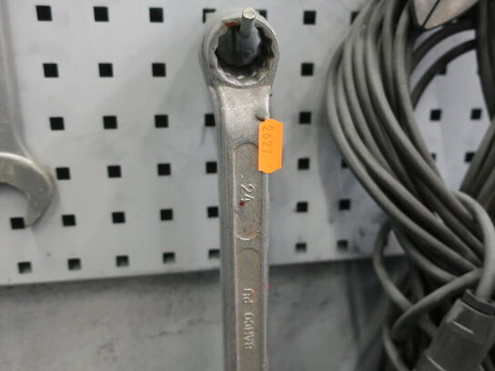 Værktøj/indhold på bord & hylde