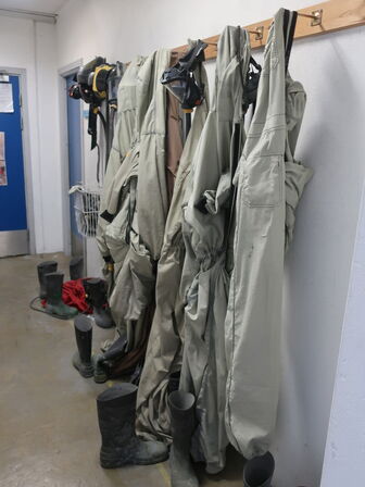 Div. dragter, støvler, friskluftsværn m.v.