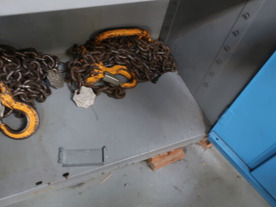 Stålskab inkl. indhold (se billeder)